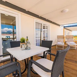 https://holiday-home-seaside-mobile-home.primorje-gorskikotar.com